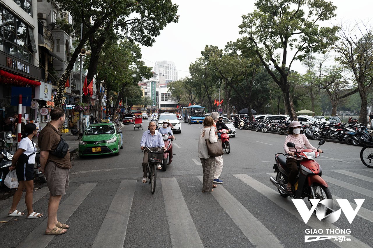 Giao thông vẫn là một trong những nỗi 'khiếp sợ' với du khách lần đầu đến Hà Nội