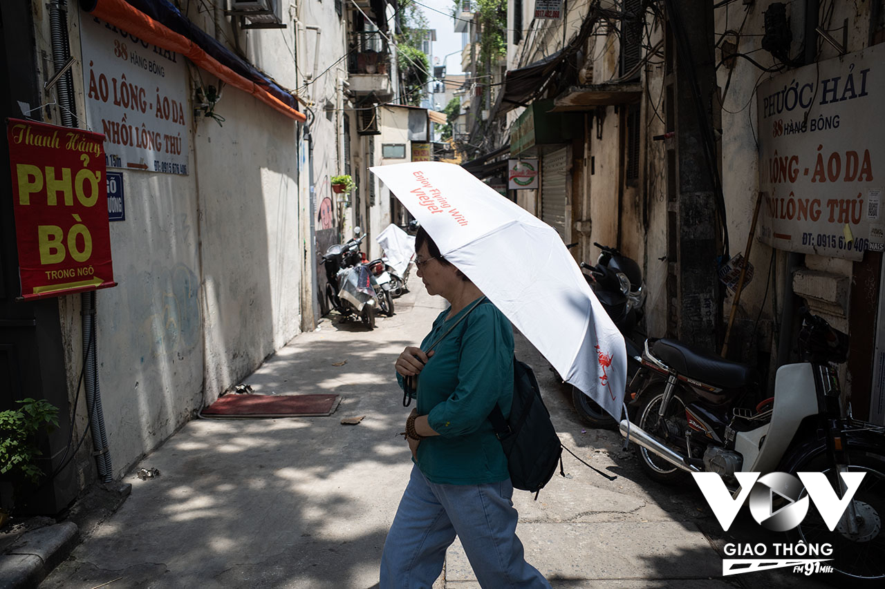 Du khách nước ngoài dù đến Hà Nội lần đầu cũng hoàn toàn có thể thoải mái đi dạo khắp phố phường mà không phải lo lắng về tình hình an ninh