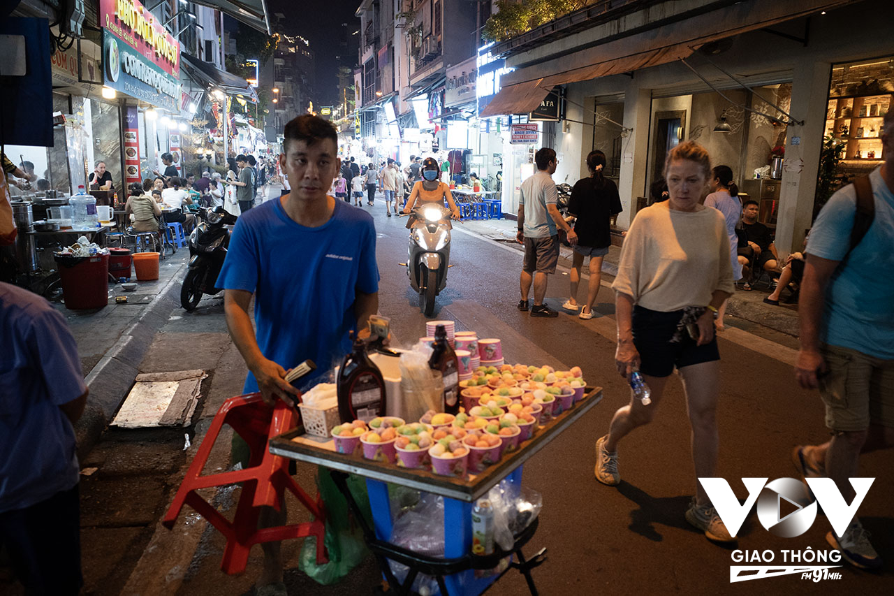 Du khách tò mò với món ăn đường phố ở Hà Nội