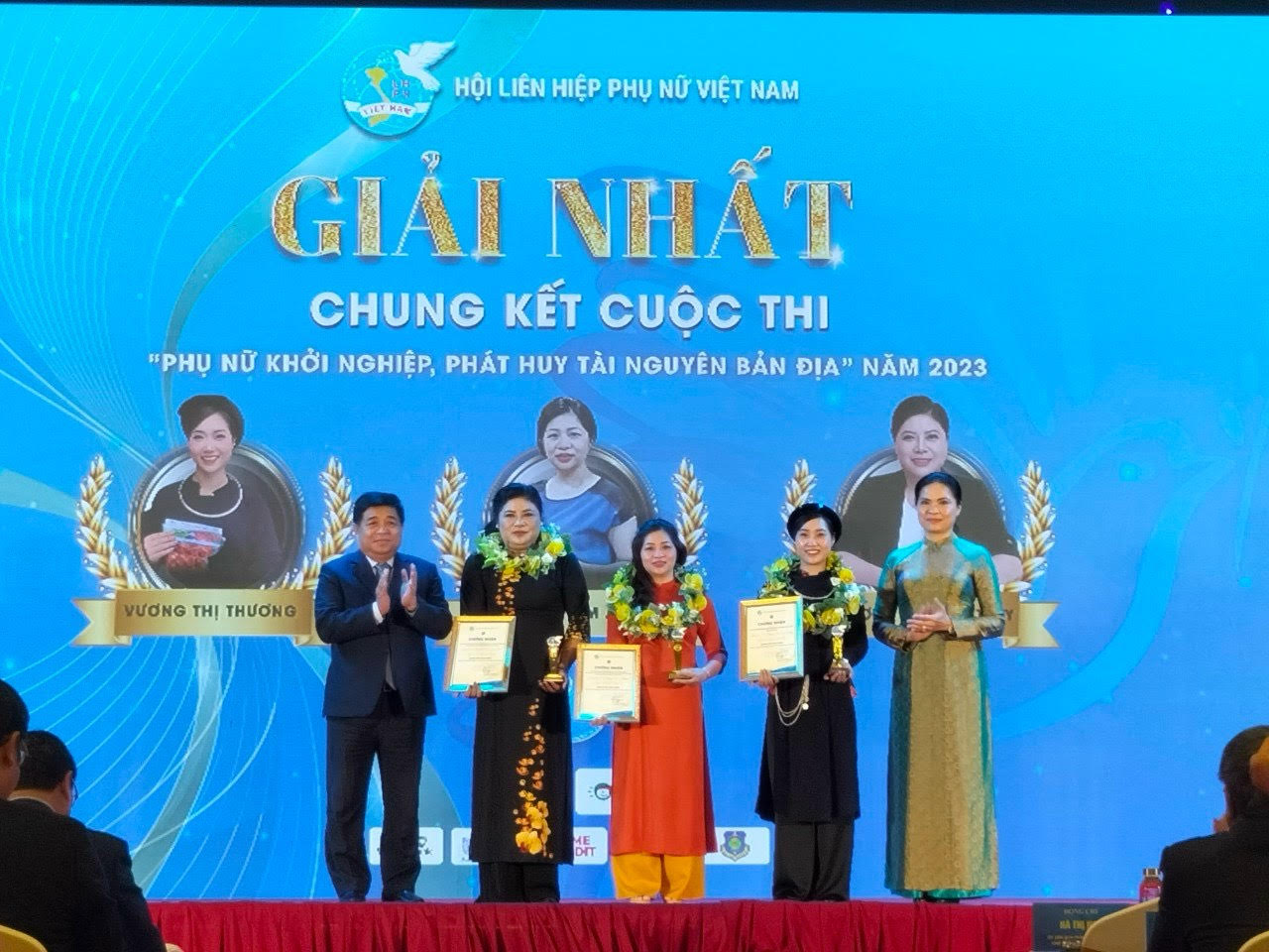 Chị Trương Thị Bạch Thủy(thứ hai từ trái qua)đạt giải Nhất cuộc thi Phụ nữ khởi nghiệp, phát huy tài nguyên bản địa. Ảnh: Nhân vật cung cấp