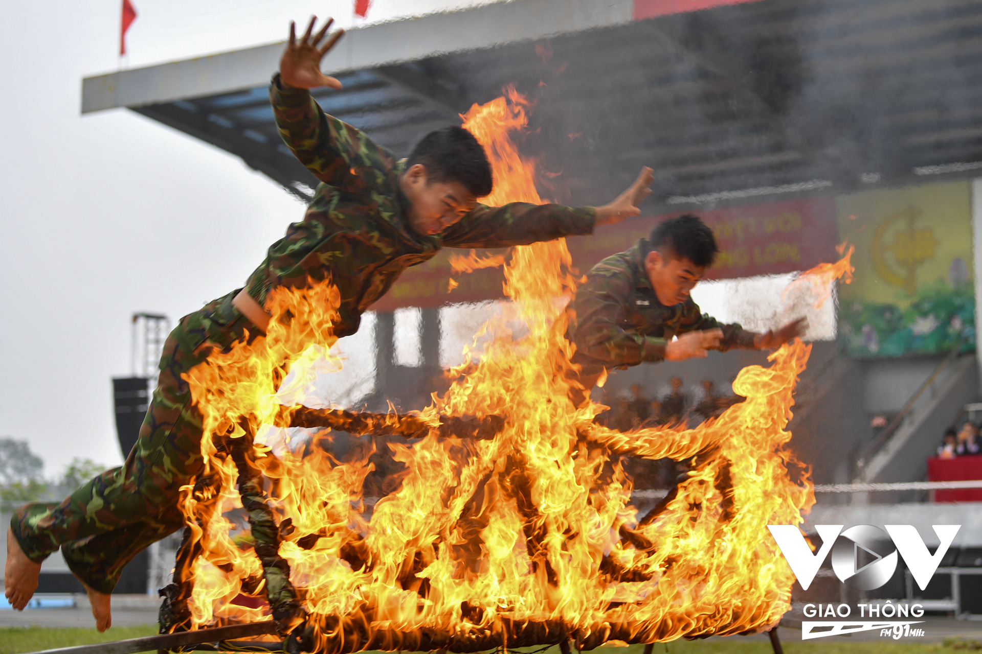 Sức nóng của ngọn lửa cũng không làm khó được chiến sĩ Đặc công.
