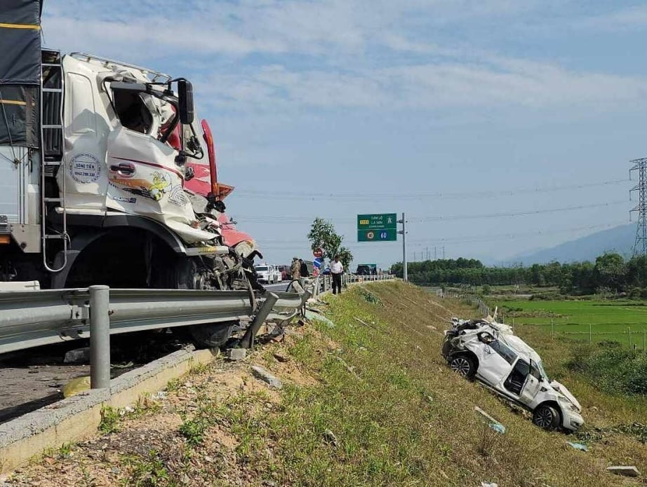 Hiện trường vụ tai nạn nghiêm trọng tại cao tốc Cam Lộ - La Sơn ngày 18/2