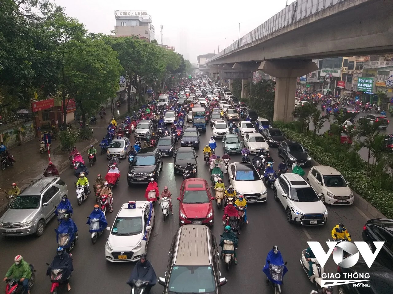 Hiện trạng lưu thông theo kiểu 'lung tung làn' khá phổ biến ở Hà Nội