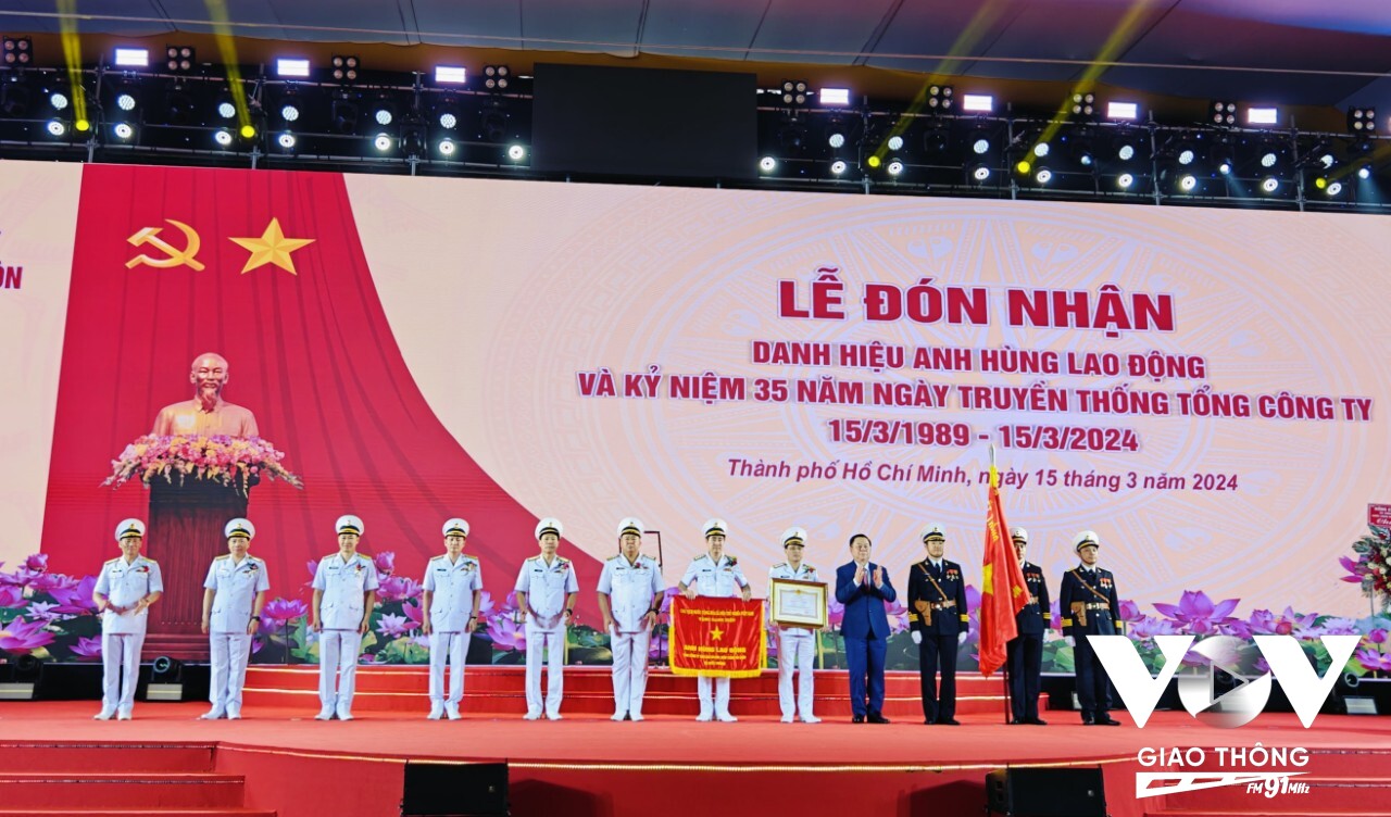 Đồng chí Nguyễn Trọng Nghĩa, Bí thư Trung ương Đảng, Trưởng ban Tuyên giáo Trung ương trao tặng danh hiệu Anh hùng Lao Động cho tập thể Tổng công ty Tân Cảng Sài Gòn