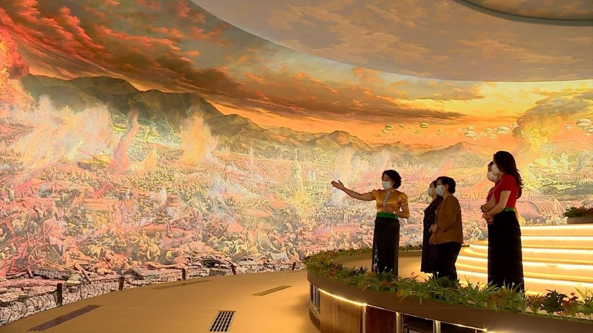 Du khách tham quan bức tranh Panorama tái hiện Chiến dịch Điện Biên Phủ (Ảnh: TL)