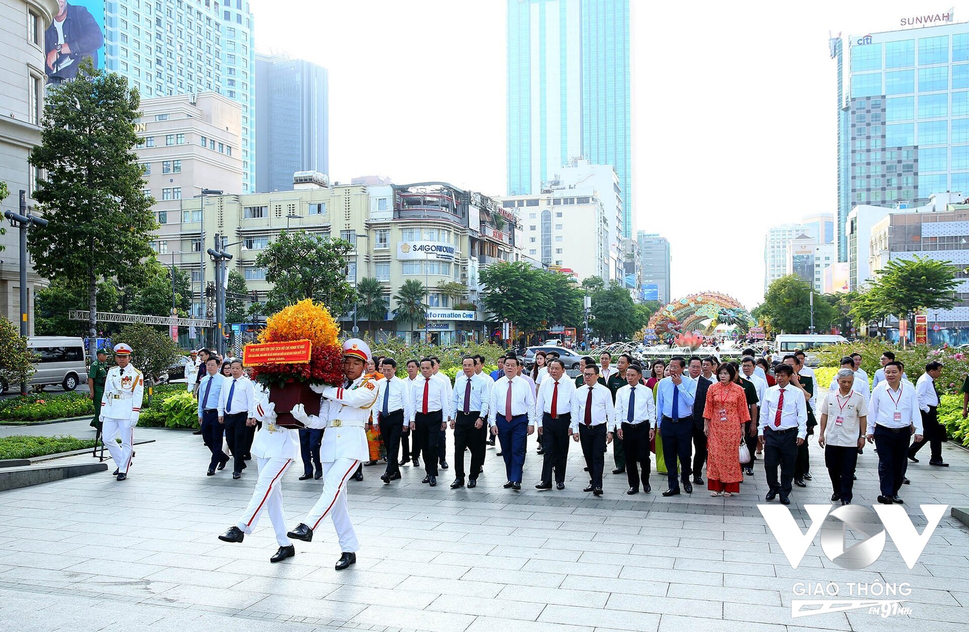 Trước lễ khai mạc, các đại biểu dâng hương, dâng hoa tại tượng đài Chủ tịch Hồ Chí Minh
