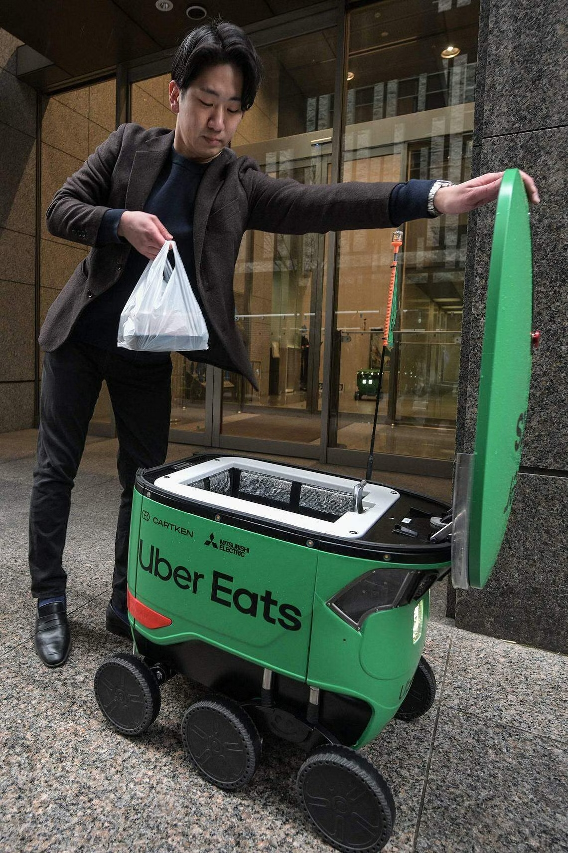 Thùng chứa hàng của robot có dung tích tối đa 27 lít và 20 kg, có khả năng cách nhiệt để giữ thực phẩm ở nhiệt độ thích hợp cho tới khi được giao đến khách hàng. Ảnh: AFP