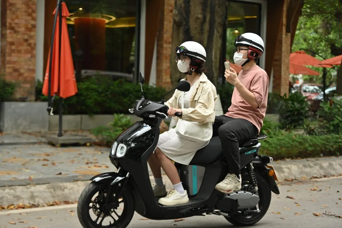 Ông Khuất Việt Hùng, Phó Chủ tịch chuyên trách Ủy ban ATGT Quốc gia đã đề xuất, người từ 16-18 tuổi khi điều khiển xe máy điện cũng cần phải có bằng lái.