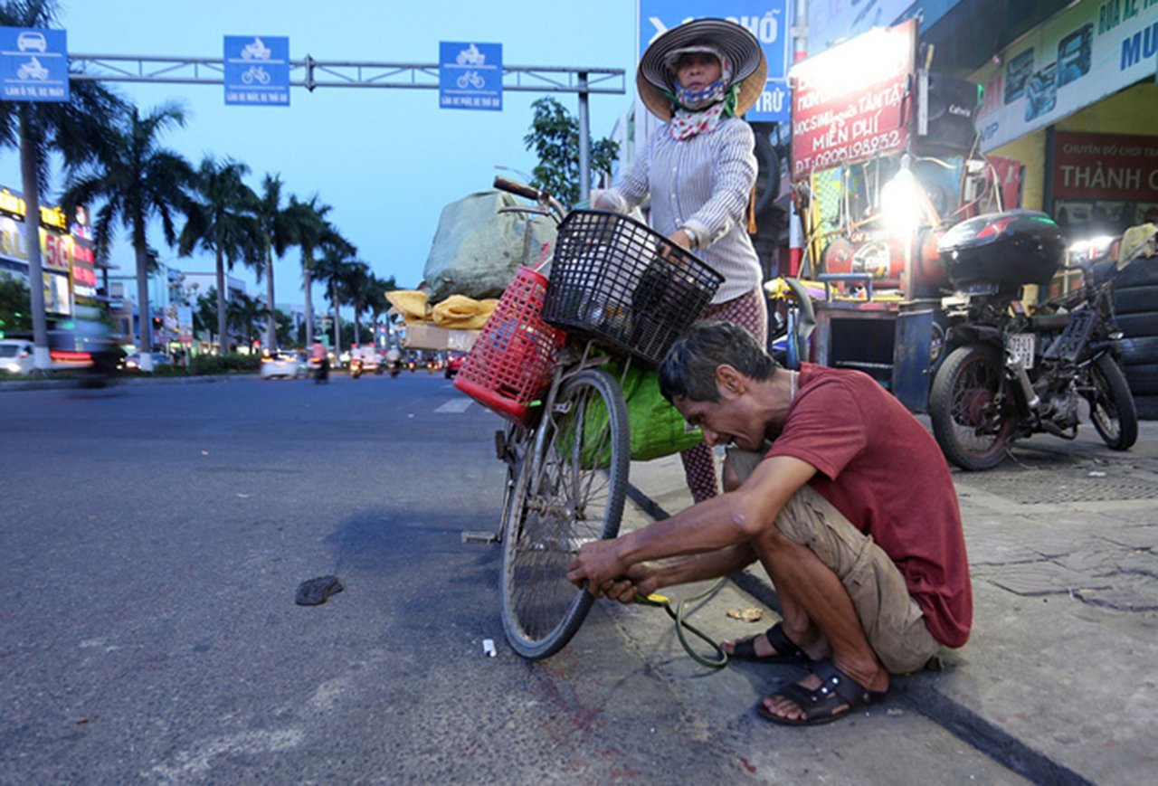 Chú Nguyễn Viết Hùng đã có gần 30 năm làm nghề sửa xe tại góc ngã tư đường Điện Biên Phủ - Hà Huy Tập