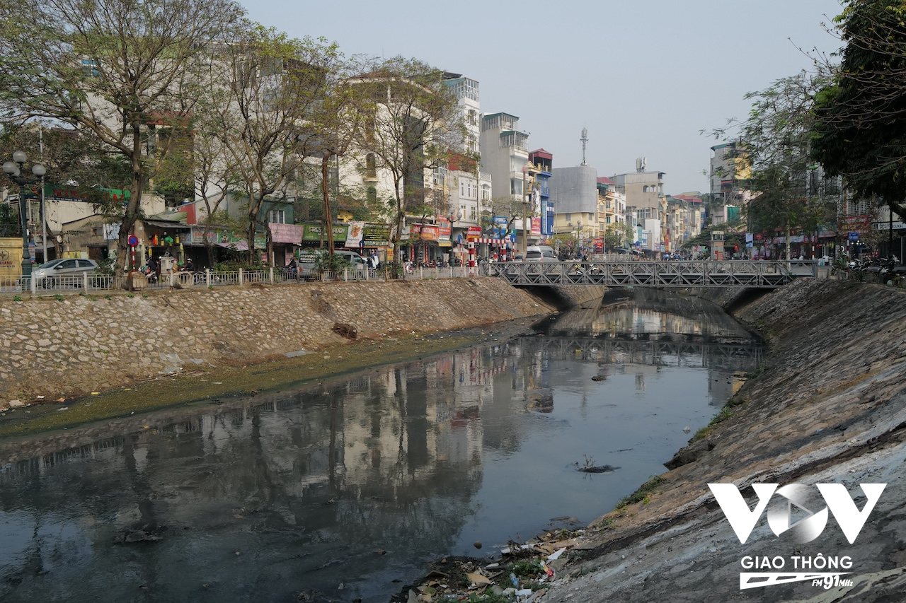 Sông Kim Ngưu, nằm chủ yếu trên địa bàn quận Hoàng Mai và Hai Bà Trưng, từ lâu đã trở thành một hệ thống cống nước thải 'lộ thiên' khổng lồ, quanh năm bốc mùi hôi thối và màu nước đen kịt đặc trưng