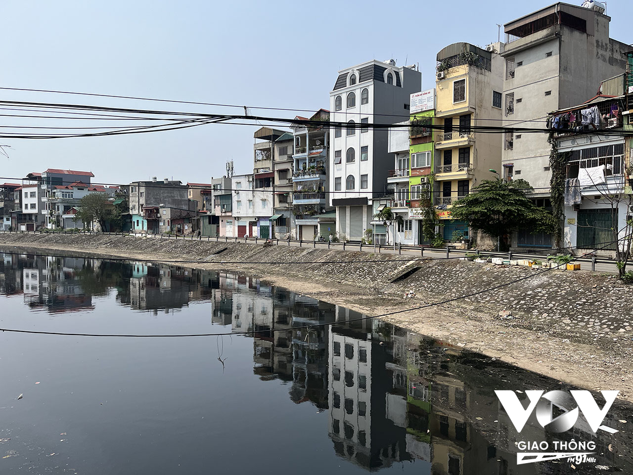 Một đoạn sông Tô Lịch chảy qua địa bàn huyện Thanh Trì với làn nước đen đặc và bốc mùi hôi thối nồng nặc, từ xa đã cảm nhận được