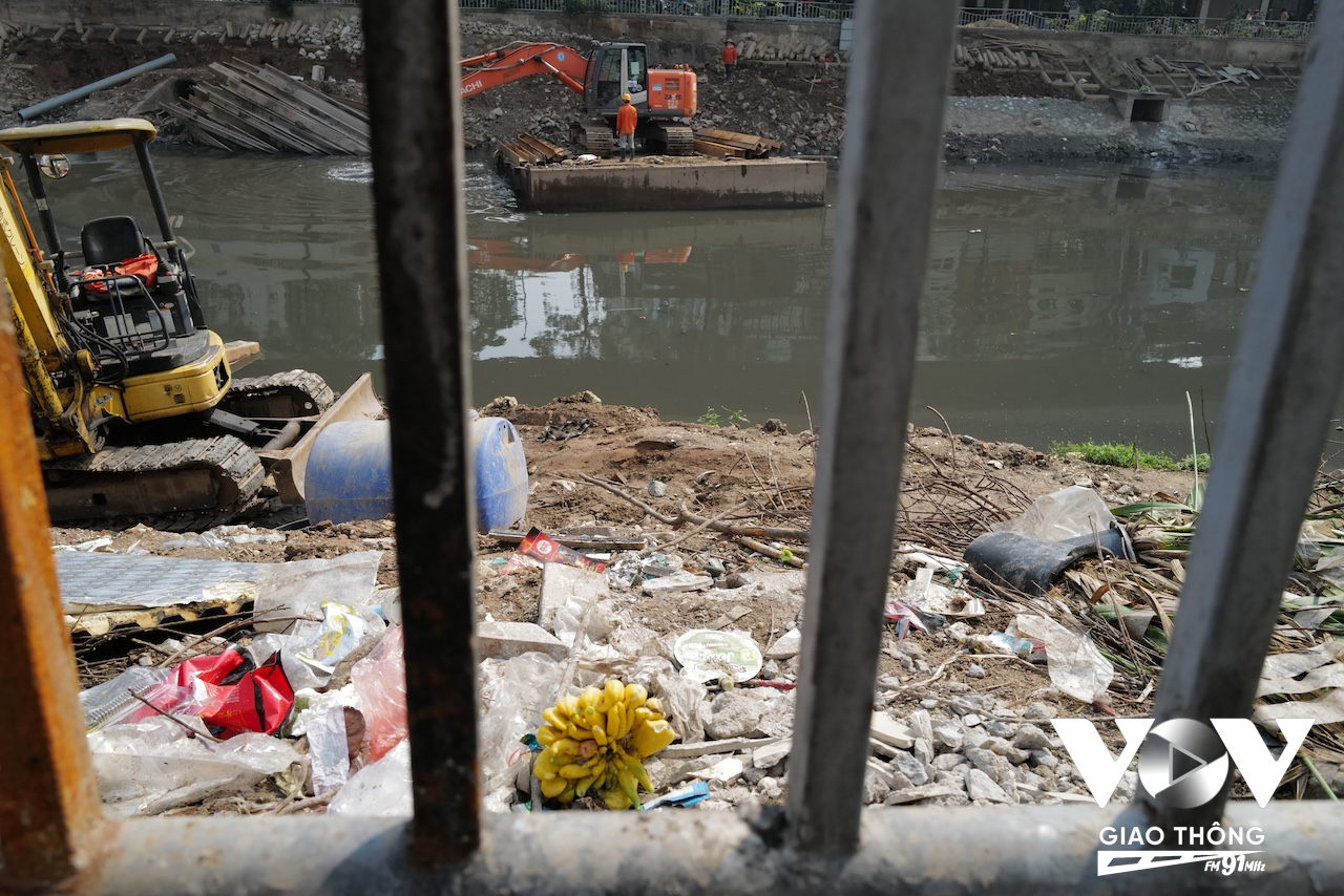 Nước thải xả thẳng xuống lòng sông, rác thải sinh hoạt cũng được người ta vứt thẳng xuống đây
