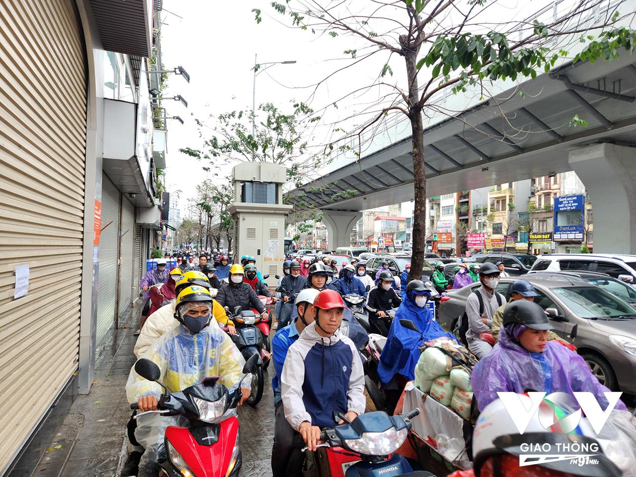 Cơn mưa buổi sáng 19-3 cùng các sự cố va chạm đã khiến đa số trục đường chính Thủ đô Hà Nội gặp ùn tắc nghiêm trọng. Nhiều người ví von 'cả thành phố đi làm muộn'