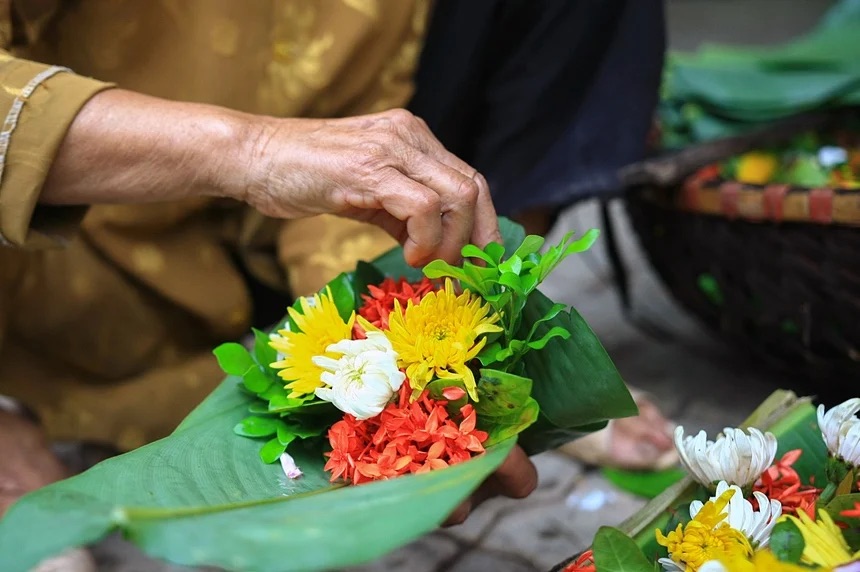 Những bó hoa nhỏ được xếp gọn để dâng lên bàn thờ tổ tiên ngày rằm, mùng 1 (Ảnh: Vinpearl)