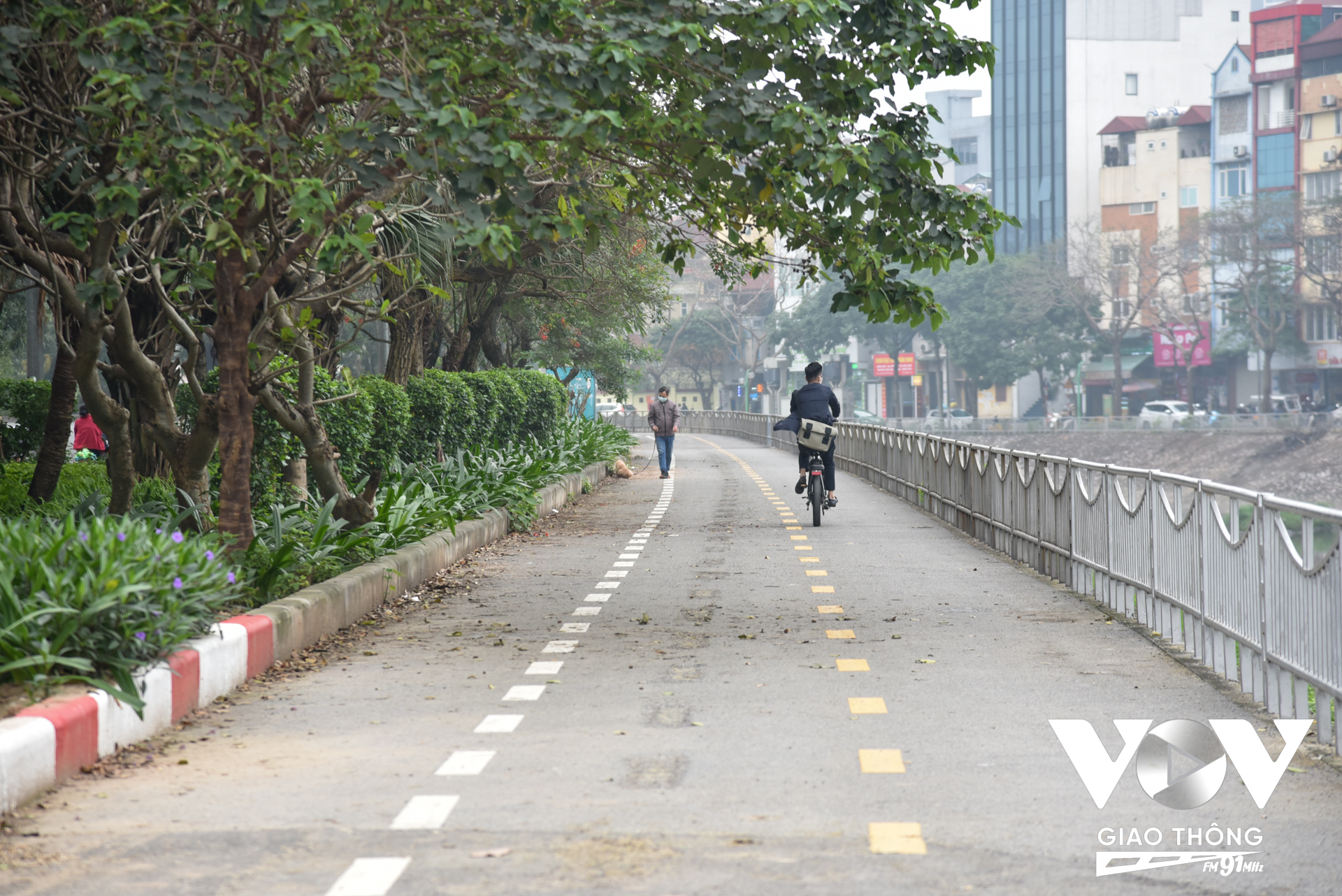 Phần đường dành riêng cho xe đạp và người đi bộ không quá đông, kể cả vào các khung giờ cao điểm