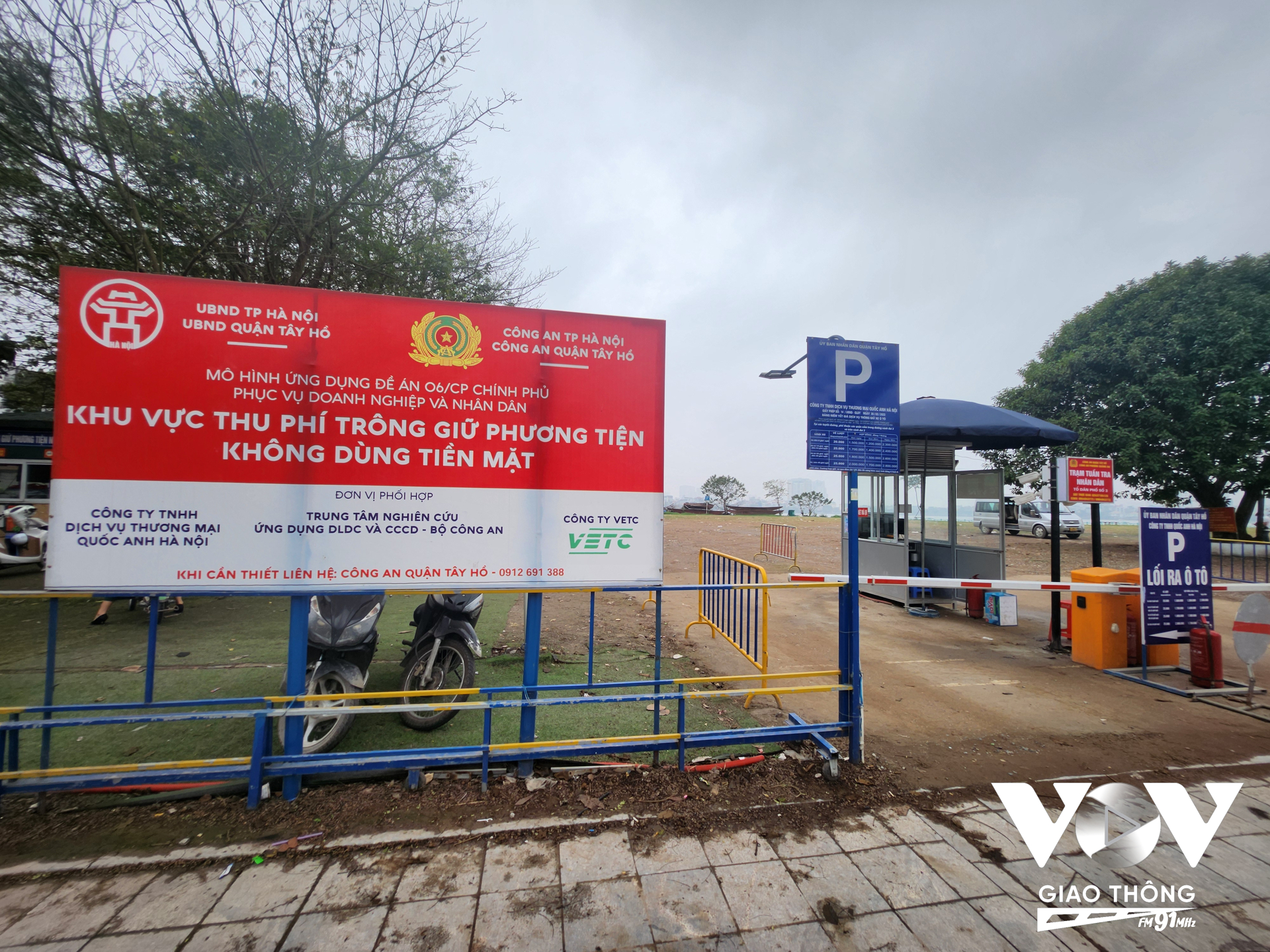 Bãi gửi xe thí điểm không dùng tiền mặt bên cạnh Phủ Tây Hồ, Hà Nội