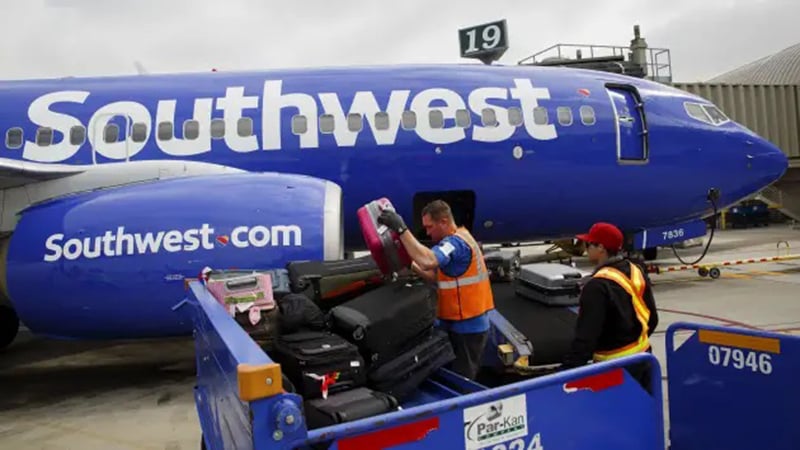 Nhân viên xếp hành lý lên máy bay của Southwest Airlines tại Sân bay John Wayne ở Santa Ana, California - Ảnh Getty Images