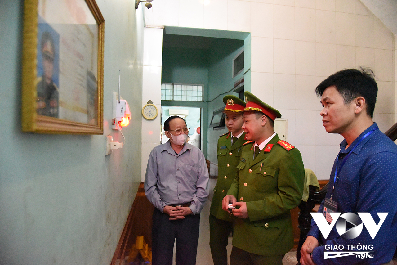 Lực lượng PCCC huyện Chương Mỹ kiểm tra chuông báo động tại tổ dân phố Tân Bình, thị trấn Xuân Mai
