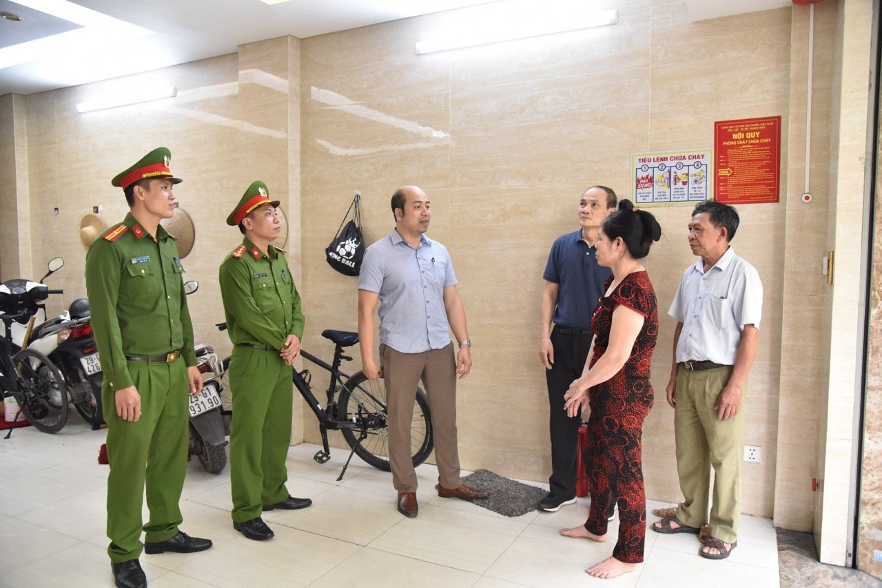Lực lượng Cảnh sát PCCC&CNCH Công an quận Thanh Xuân thực hiện công tác tuyên truyền tại các Tổ liên gia an toàn PCCC trên địa bàn