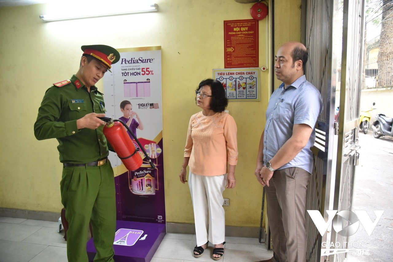 Thiếu tá Hoàng Tuấn Anh – Cảnh sát khu vực (Công an phường Phương Liệt) hướng dẫn người dân sử dụng các thiết bị PCCC tại chỗ
