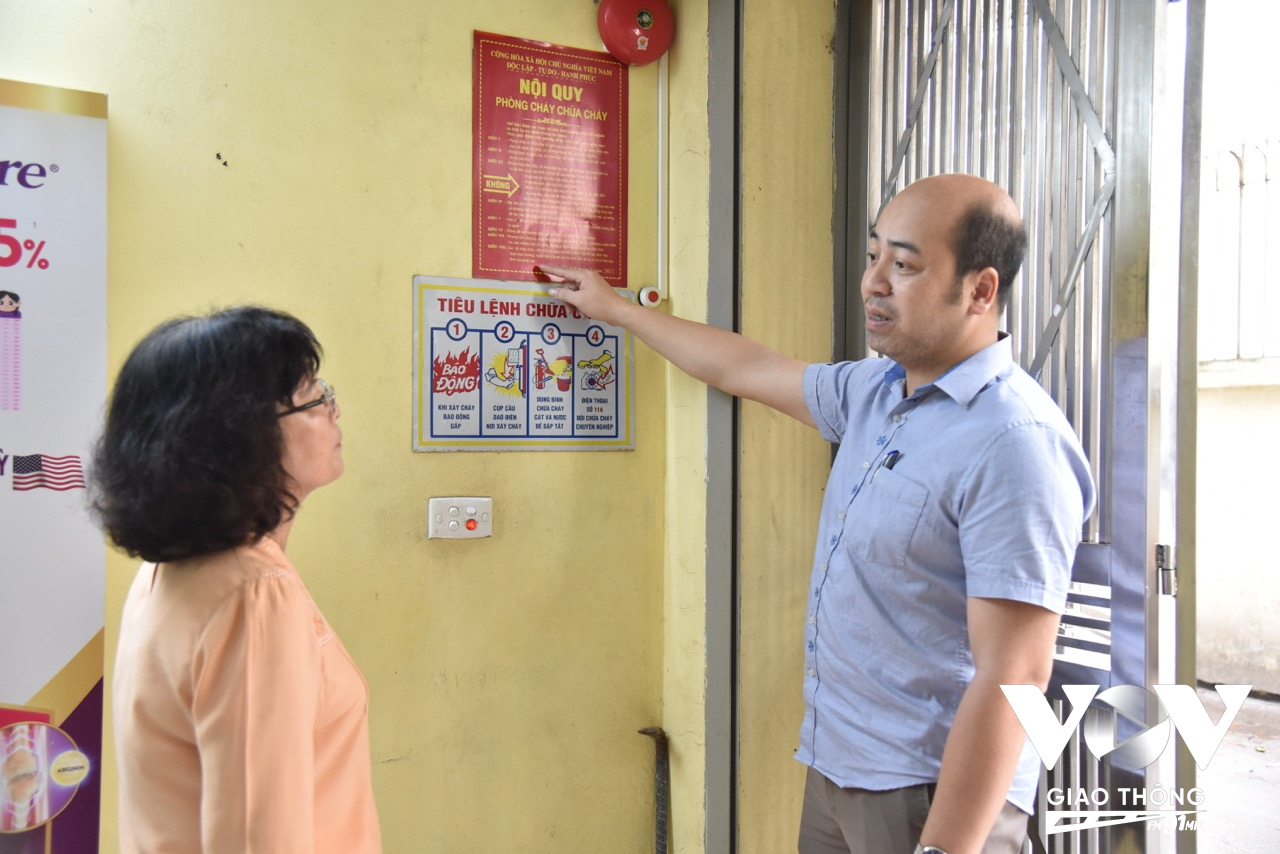 Ông Phạm Trung Hiếu – Phó Chủ tịch UBND phường Phương Liệt (quận Thanh Xuân) trao đổi với thành viên của một Tổ liên gia an toàn PCCC