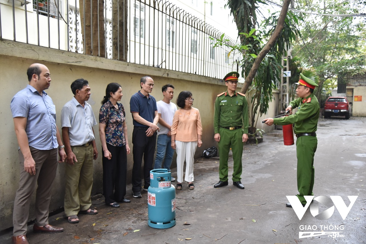 Một buổi tập huấn kỹ năng PCCC&CNCH cho người dân trên địa bàn phường Phương Liệt