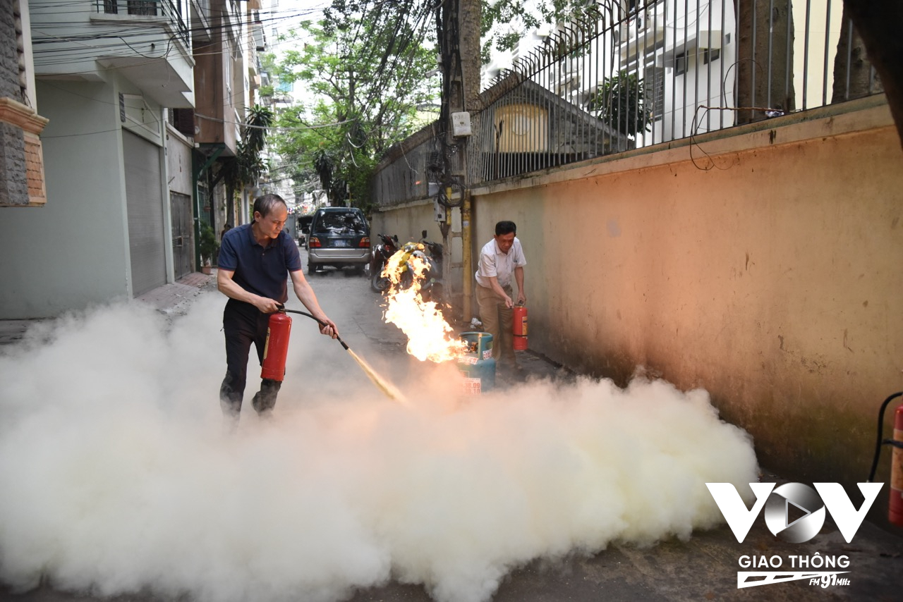 Sau các buổi tuyên truyền, tập huấn, đa phần người dân trên địa bàn quận Thanh Xuân đã biết cách sử dụng các thiết bị chữa cháy tại chỗ