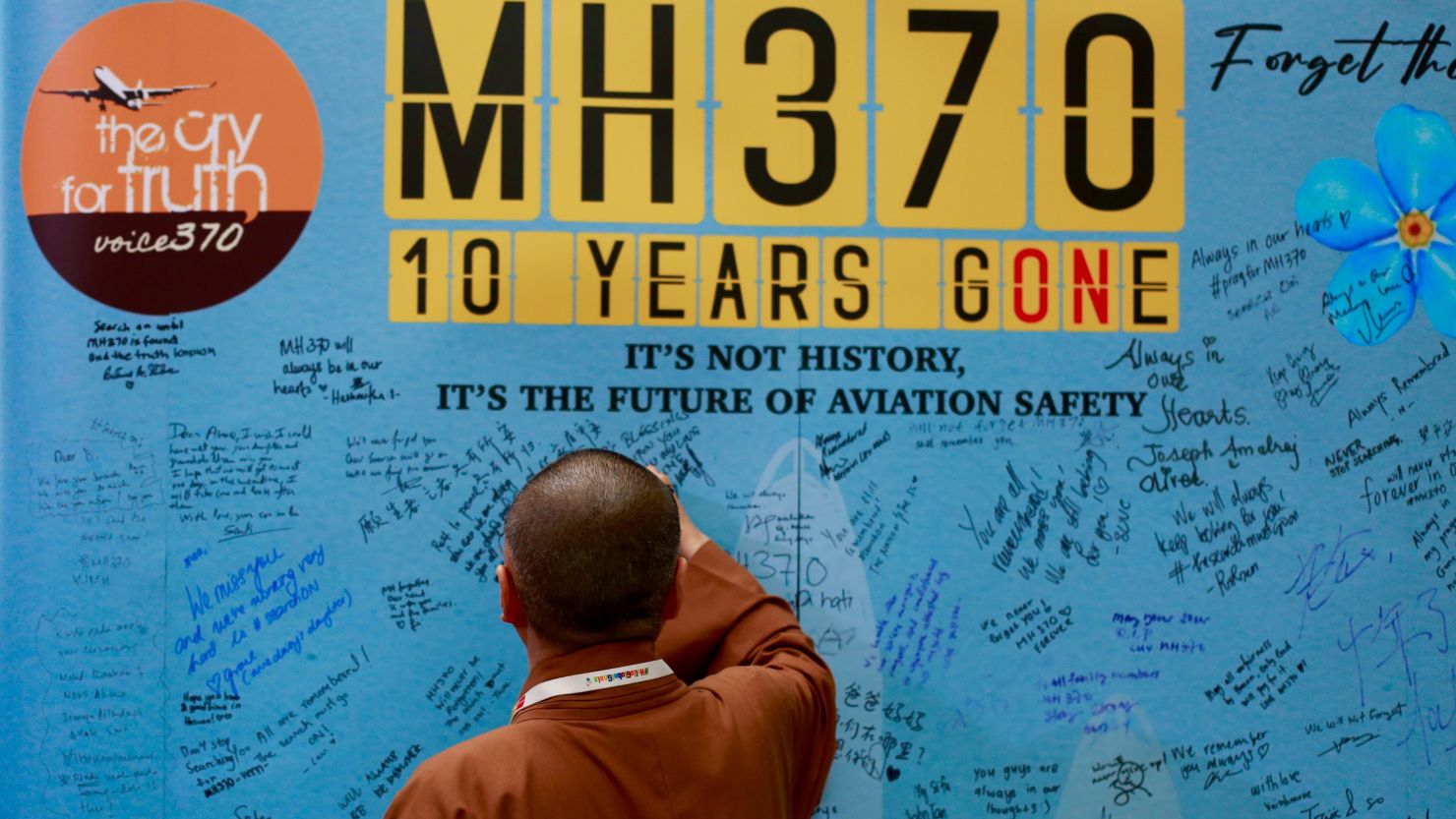 Người dân viết lời nhắn lên bức tường kỷ niệm 10 năm sự kiện MH370 tại Petaling Jaya, Malaysia. Ảnh: Getty Images