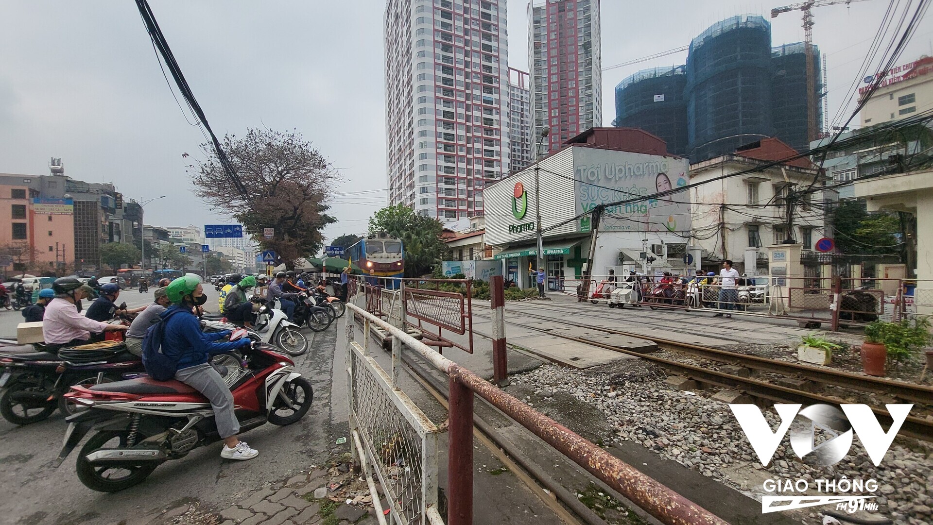 Vì tuyến đường sắt xuyên nội đô nên Hà Nội cho rất nhiều đường chắn dạng như thế này