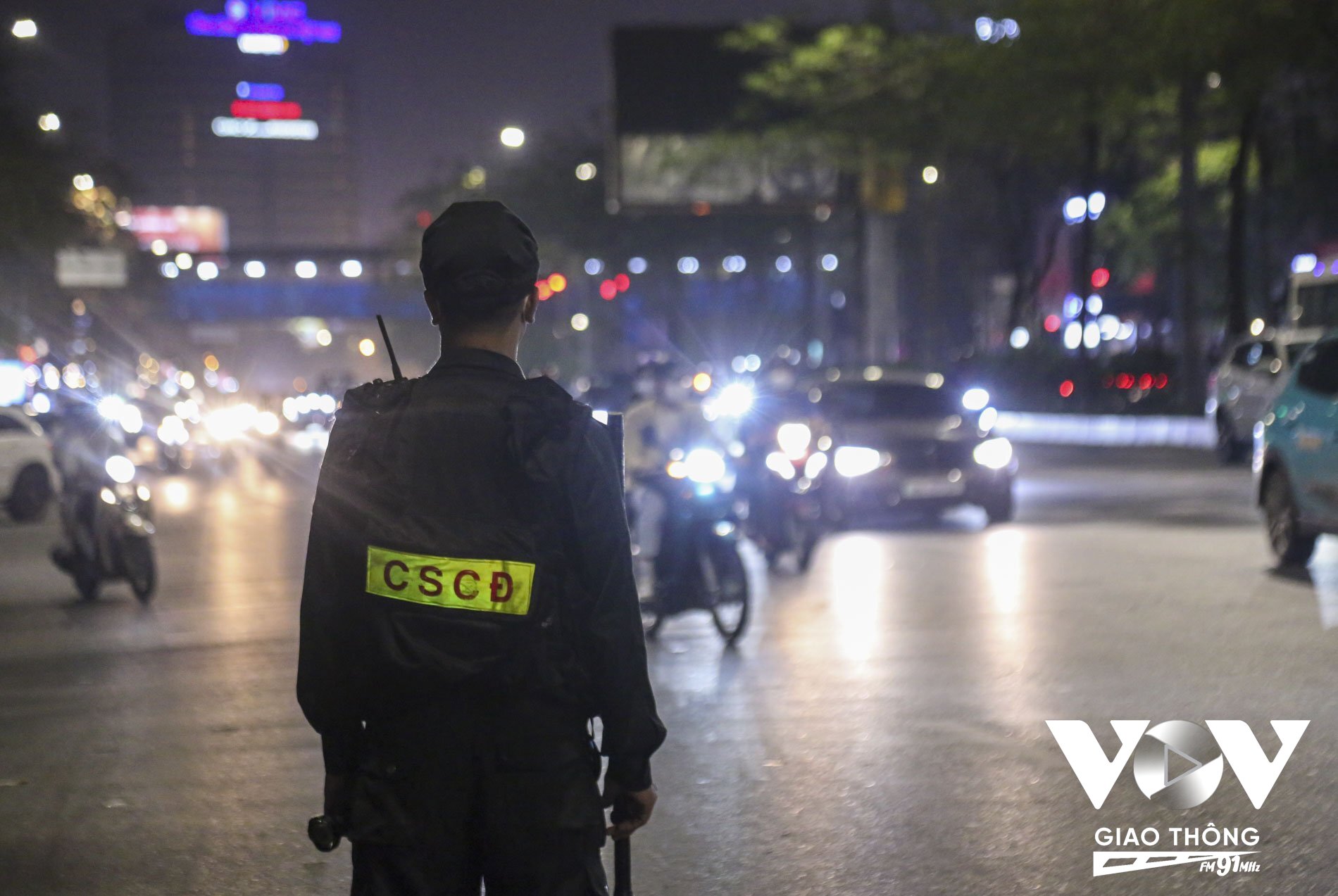 Đúng 21h30, nhiều tổ Cảnh sát 141 hóa trang mật phục kết hợp lập chốt công khai bắt đầu làm nhiệm vụ.