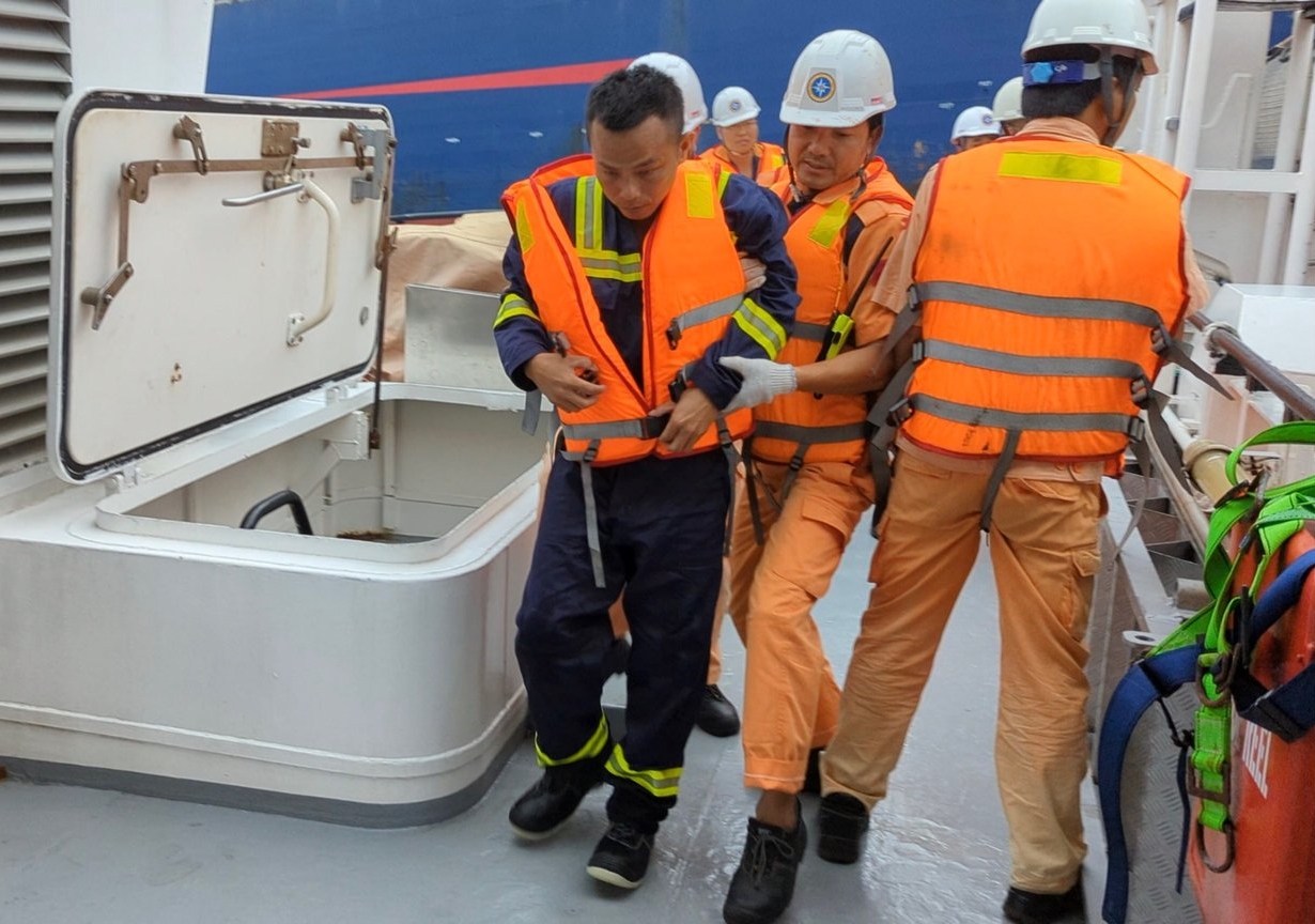 Lực lượng cứu nạn cứu và đưa nạn nhân lên tàu chuyên dụng SAR 413 về đất liền