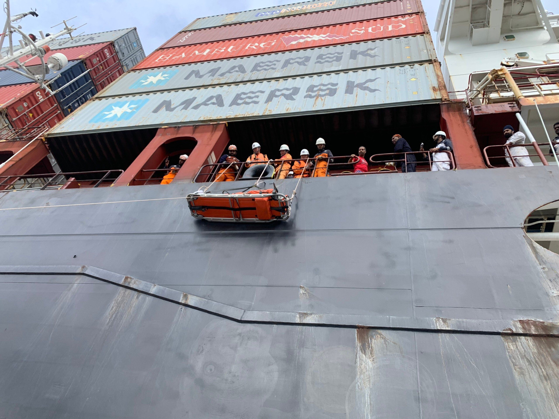 Lực lượng cứ nạn thuộc Trung tâm Phối hợp tìm kiếm cứu nạn hàng hải VN đưa nạn nhân tàu BFAD SOUTHERN gặp nạn hôm 6/9/2023 xuống tàu SAR 272 đưa về bờ cấp cứu