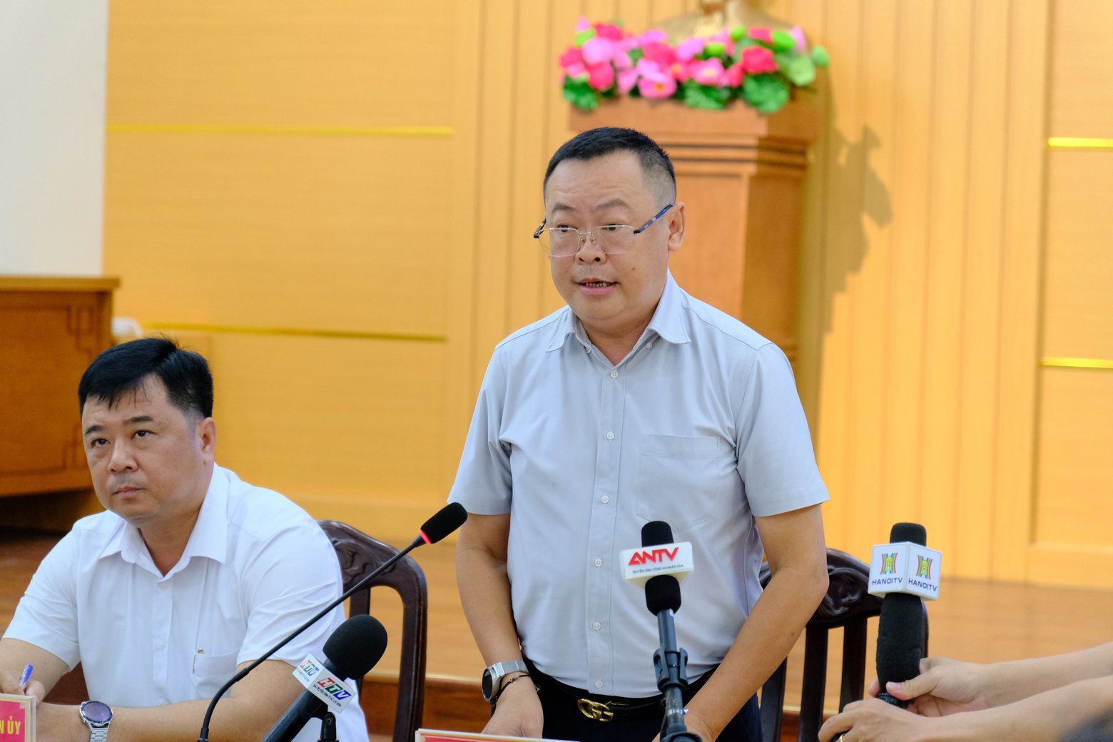Ông Phạm Quang Tú, Phó Chủ tịch UBND quận 8 phát biểu tại họp báo