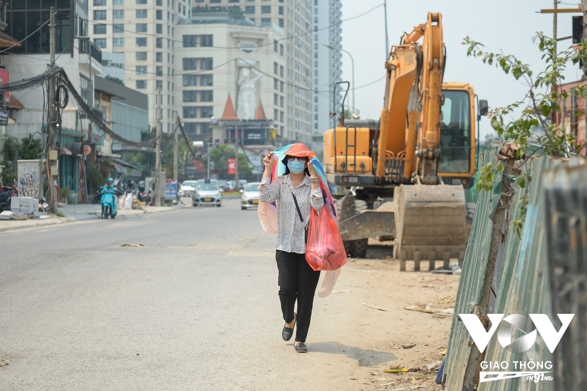 Đường Xuân Diệu, quận Tây Hồ (Hà Nội) cũng thưa thớt người, phương tiện tham gia giao thông.