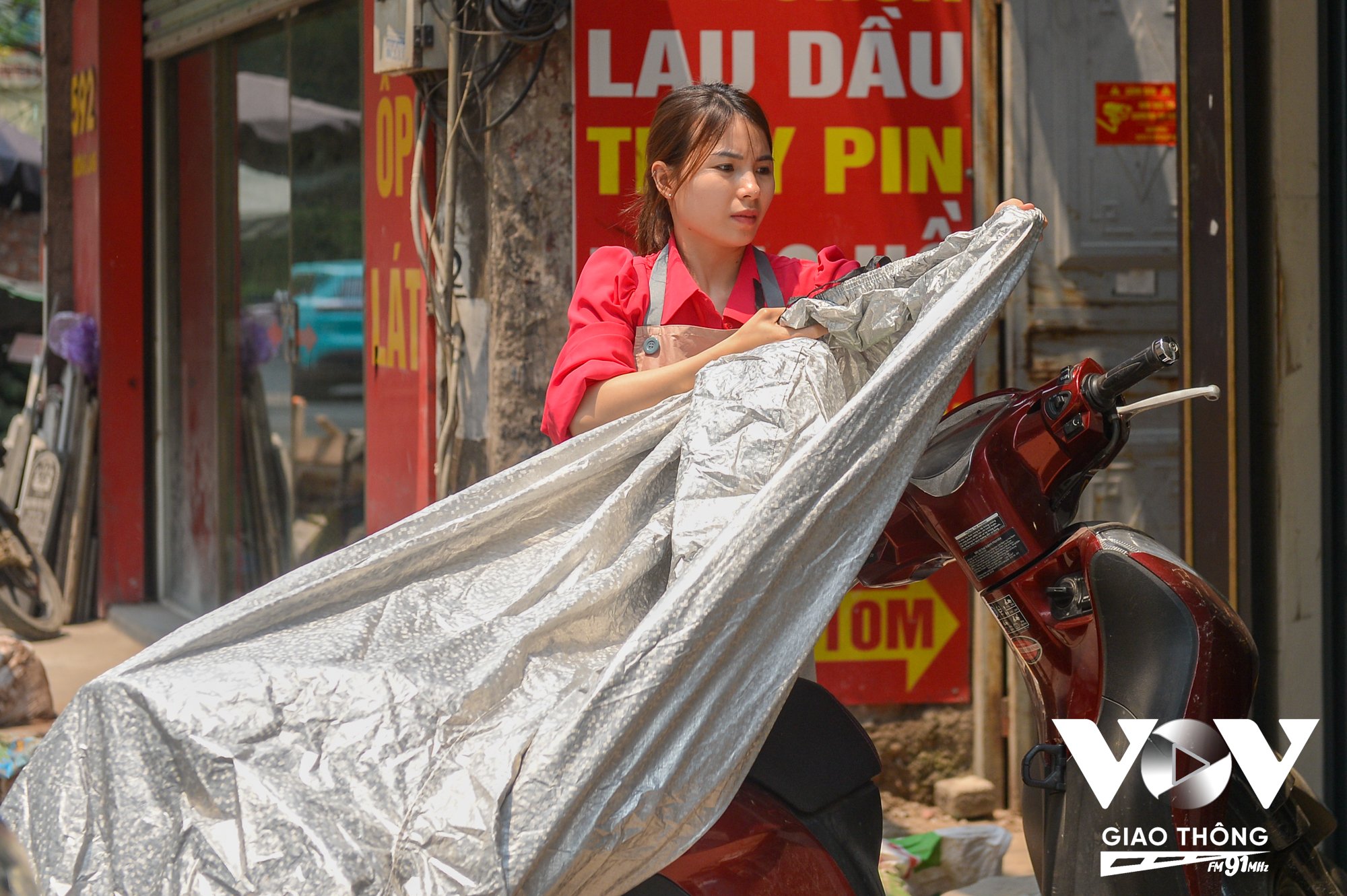Nhiệt độ tăng cao, người dân lấy bạt để che chắn phương tiện. Chị Lê Thu, quận Ba Đình (Hà Nội) cho biết, mặc thù có thông tin là trong tháng 4 vẫn xuất hiện đợt không khí lạnh, tuy nhiên hiện tại thời tiết đang rất nóng.