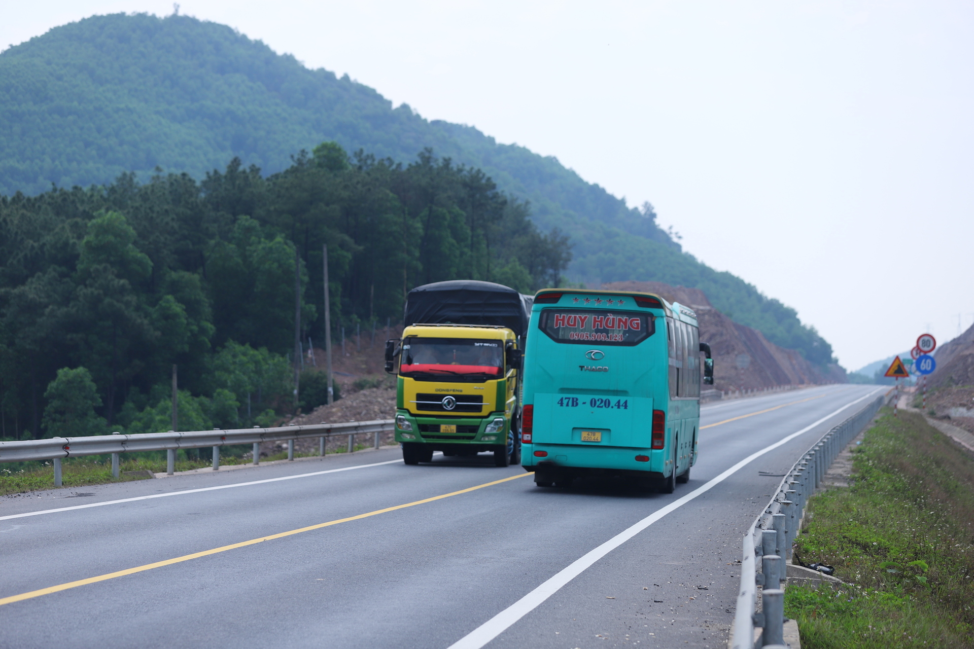 Nhiều xe tải, xe khách lưu thông trên cao tốc Cam Lộ - La Sơn. Ảnh: Vnexpress
