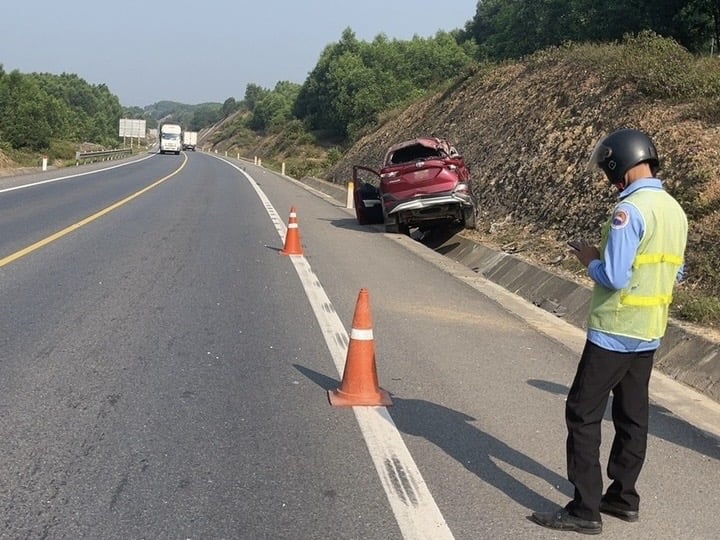 Xe ô tô gặp sự cố vỡ lốp trên cao tốc Cam Lộ - La Sơn sáng 04/04/2024.