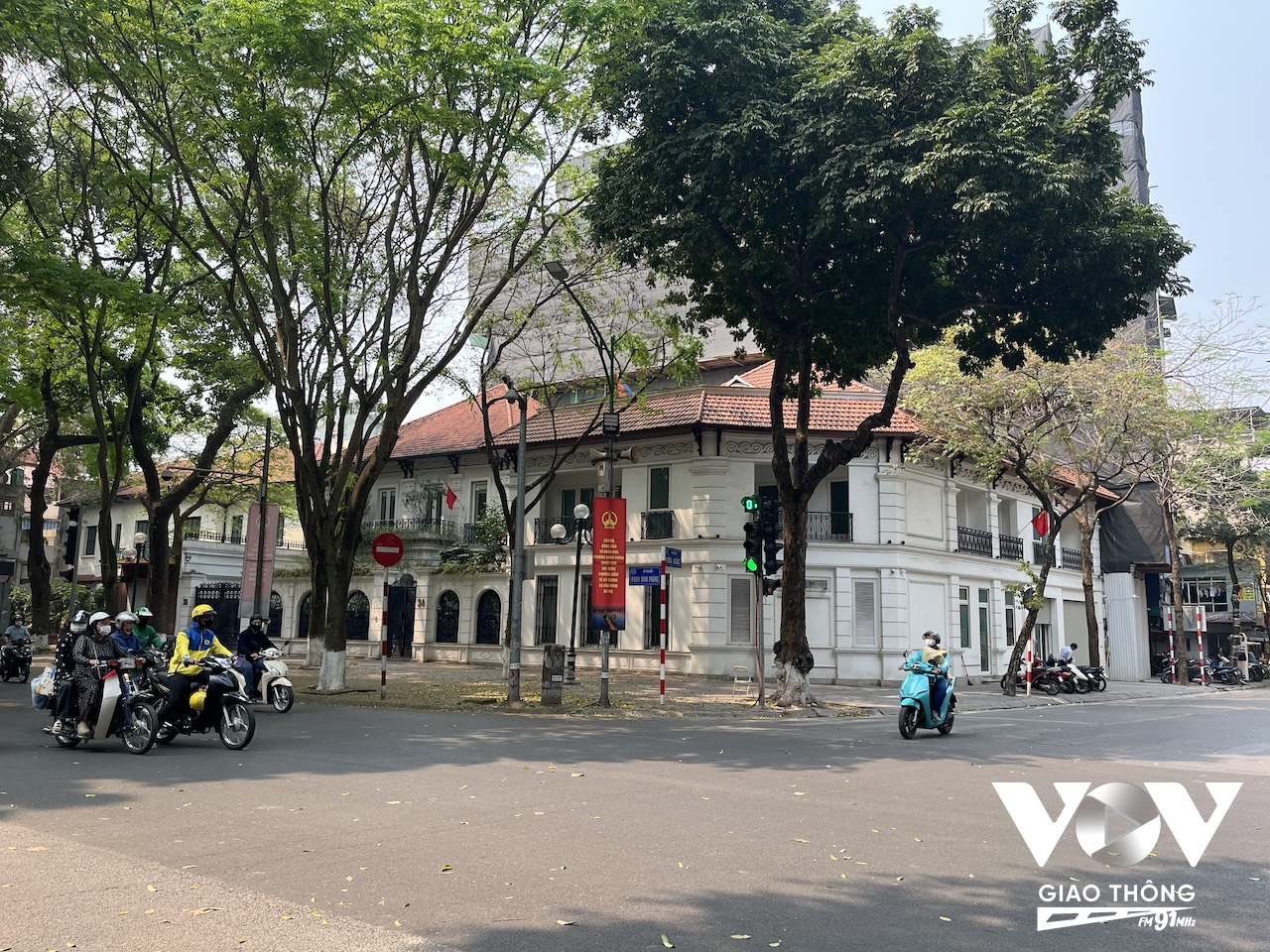 Phố Phan Đình Phùng, một trong những tuyến phố đẹp nhất thủ đô, không chỉ bởi luôn rợp bóng mát cây xanh mà con phố này còn 'sở hữu' rất nhiều biệt thự cổ còn khá nguyên vẹn. Những ngôi biệt thự được trùng tu lại cũng đều giữ được gần như nguyên gốc, tạo cho con phố này sức hút rất lớn với du khách