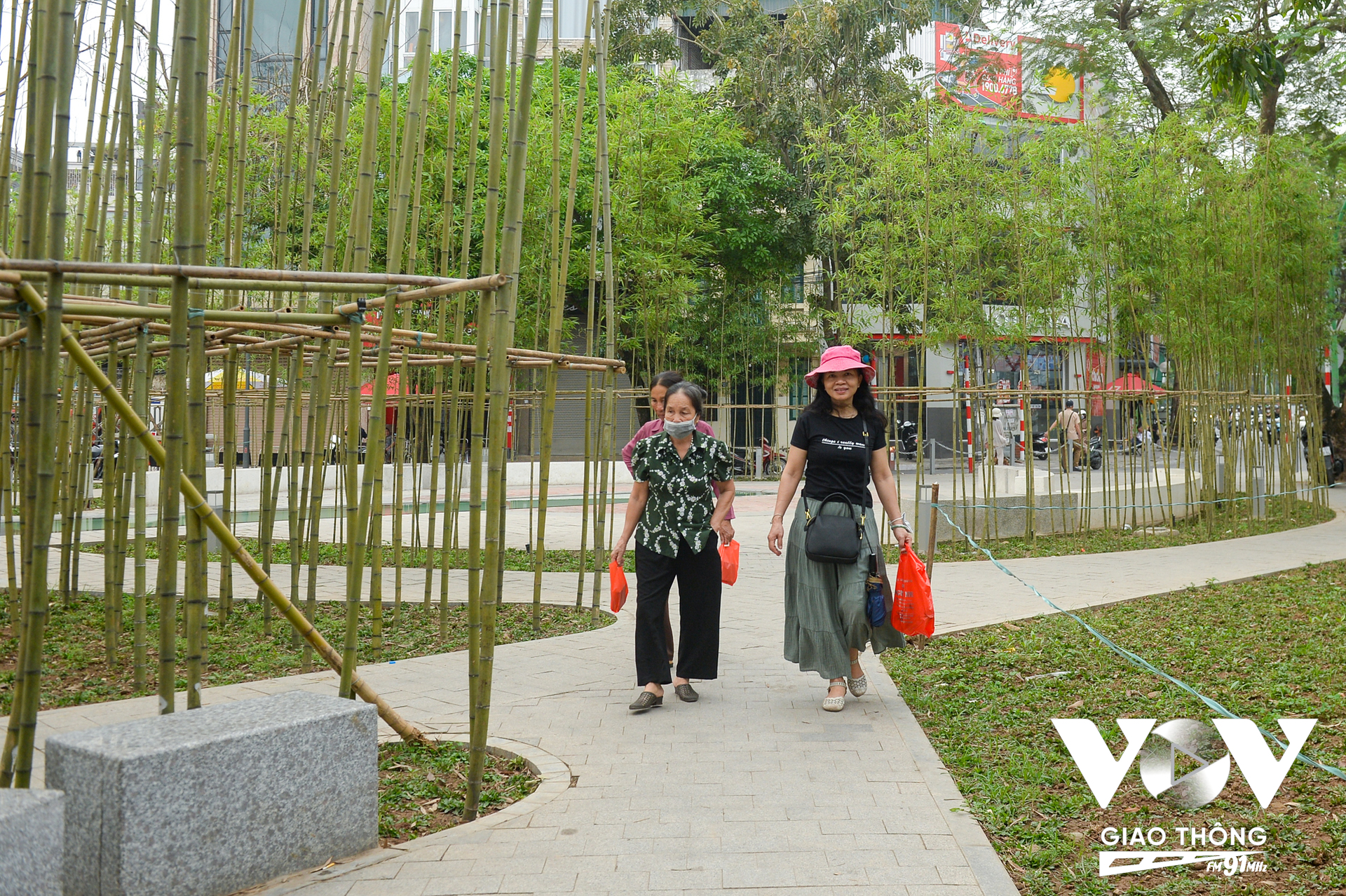 Những du khách tới thăm Hà Nội cũng bất ngờ và thích thú khi đi dạo qua vườn trúc trong lòng thành phố.