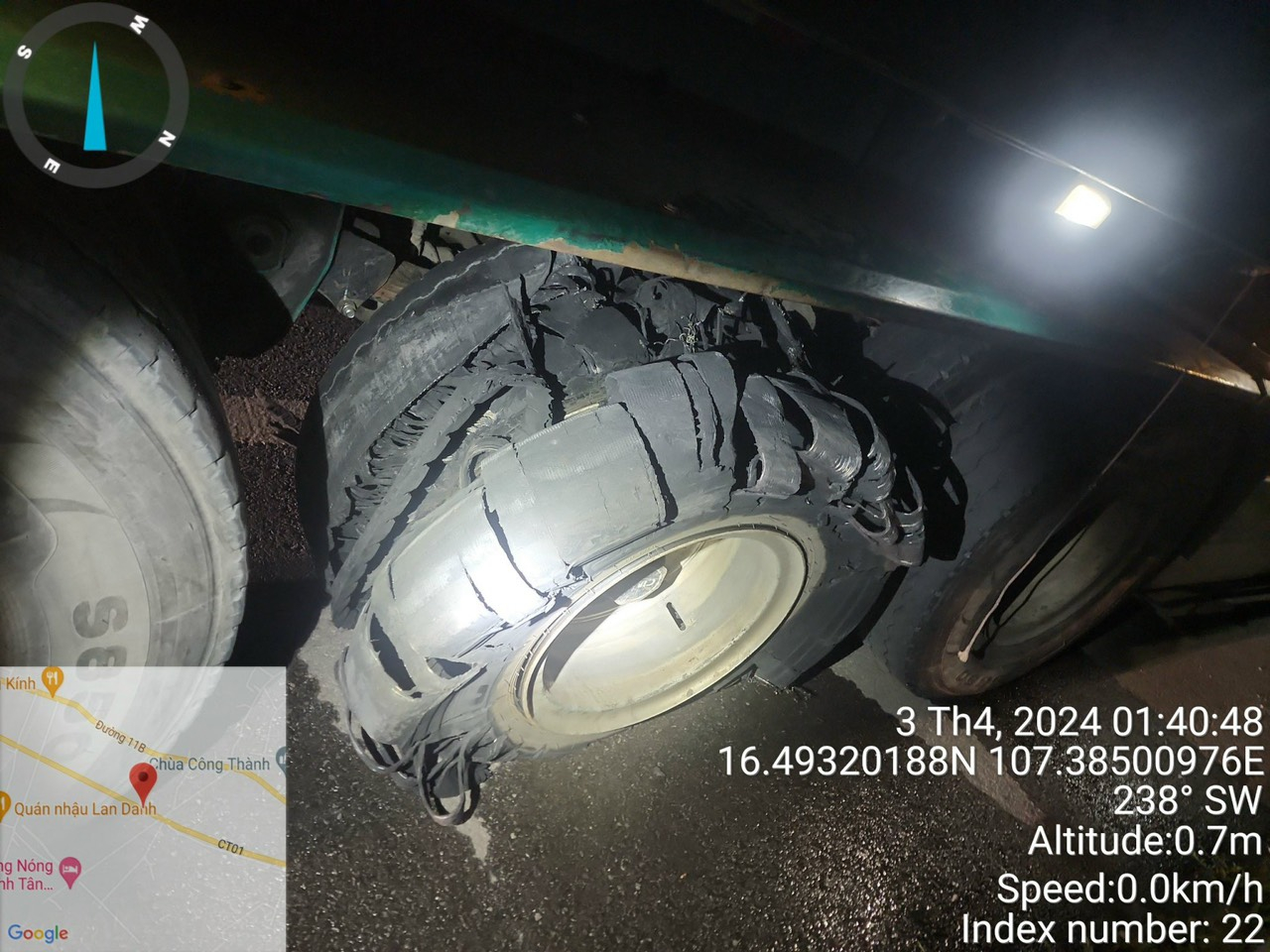 Lốp xe ô tô bị vỡ trên tuyến cao tốc Cam Lộ - La Sơn.