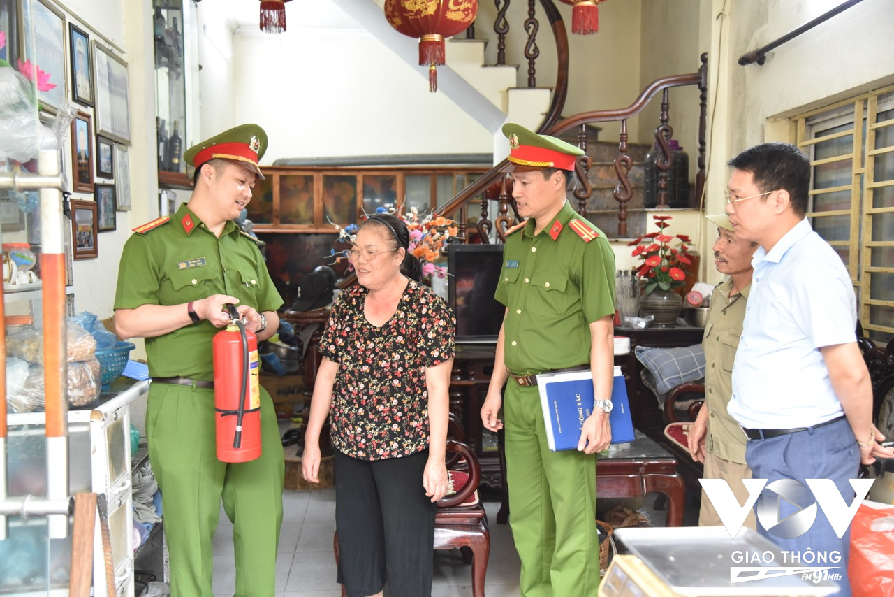 Bà Nguyễn Thị Thúy - Tổ trưởng Tổ liên gia an toàn PCCC tại phường Thanh Trì lắng nghe các nội dung tuyên truyền từ Lực lương Cảnh sát PCCC&CNCH