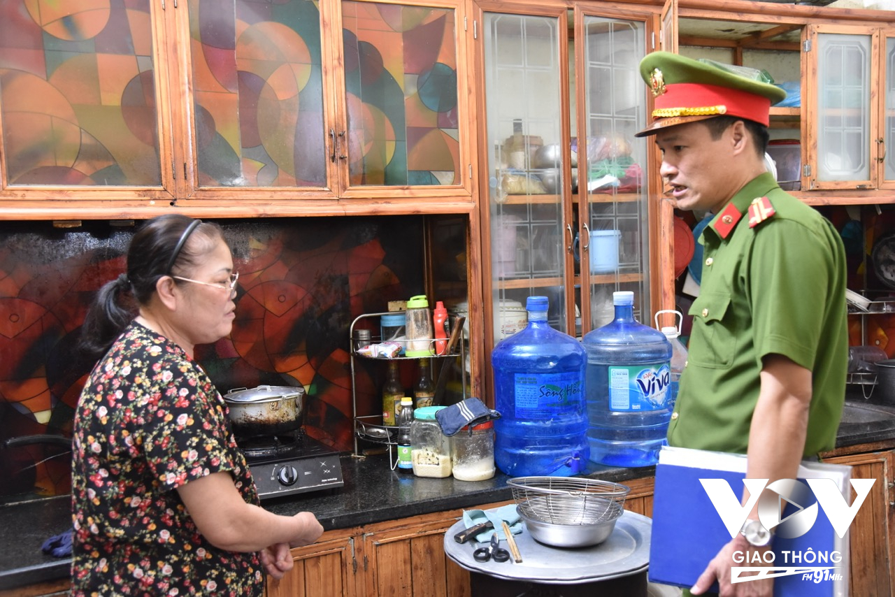 Trung tá Nguyễn Quân – Phó trưởng Công an phường Thanh Trì lưu ý với người dân trên địa bàn về các biện pháp đảm bảo an toàn PCCC