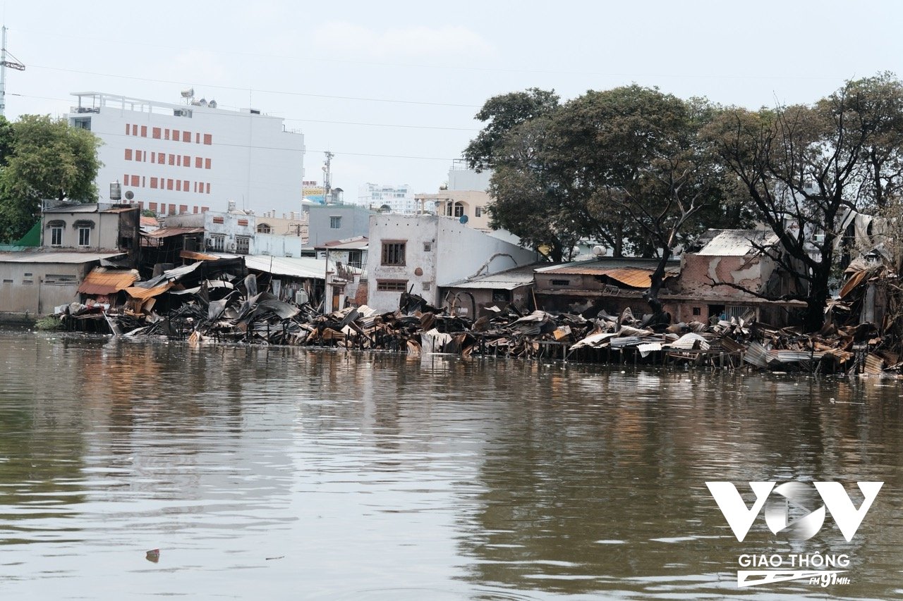 Khung cảnh hoan tàn sau vụ cháy dãy nhà ven kênh Tàu Hũ trên đường Phạm Thế Hiển, phường 2, quận 8, TP.HCM