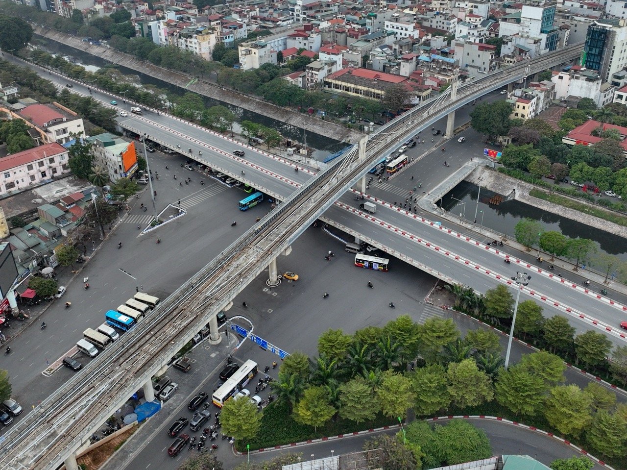 Dự án đường sắt đô thị Nhổn - ga Hà Nội dài 12,5km, đi qua 8 ga trên cao và 4 ga ngầm, trong đó đoạn trên cao Nhổn - Cầu Giấy dài 8,5km và đoạn đi ngầm Cầu Giấy - ga Hà Nội dài 4km