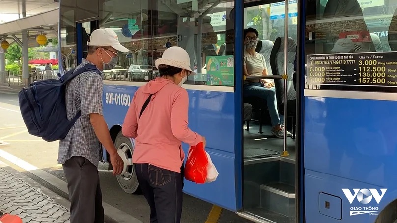 Khách thì đông mà buýt vẫn ế (Ảnh minh họa: Nguyễn Sử/VOVGT)