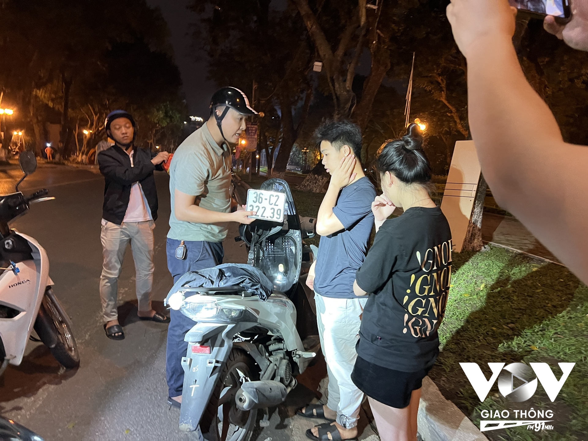 Ít phút sau, trước cửa công viên Thống Nhất (Trần Nhân Tông, Hà Nội), tổ công tác đã chặn giữ được 2 nam nữ thanh niên đi xe máy tháo biển kiểm soát…