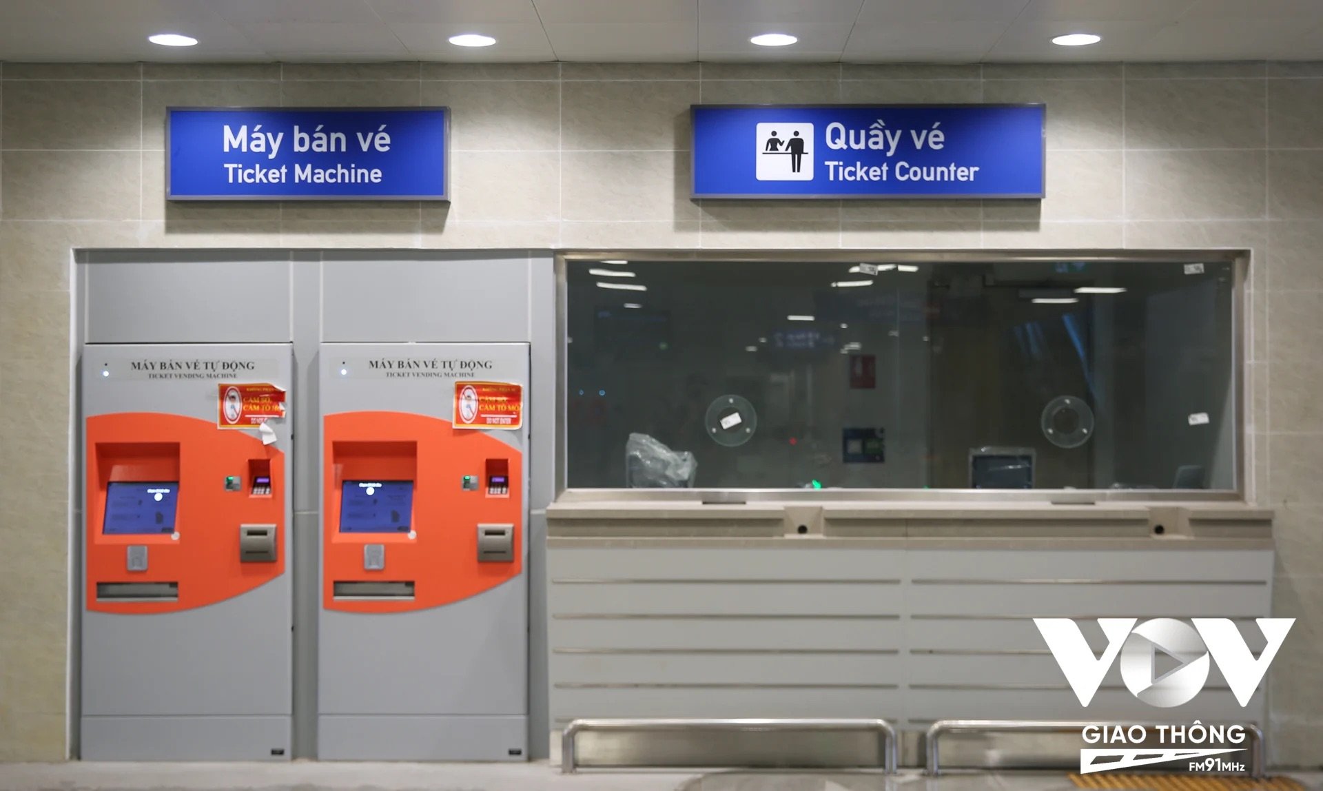 Quầy bán vé trực tiếp và quầy bán vé tự động (màu cam) được bố trí ở 2 phía của nhà ga