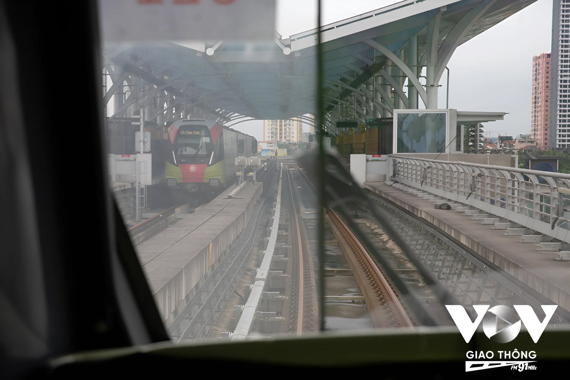 Tuyến đường sắt Nhổn - ga Hà Nội đoạn trên cao đều có 2 đường ray dành cho 2 tàu chạy đồng thời, thay vì chỉ có ở một số nhà ga