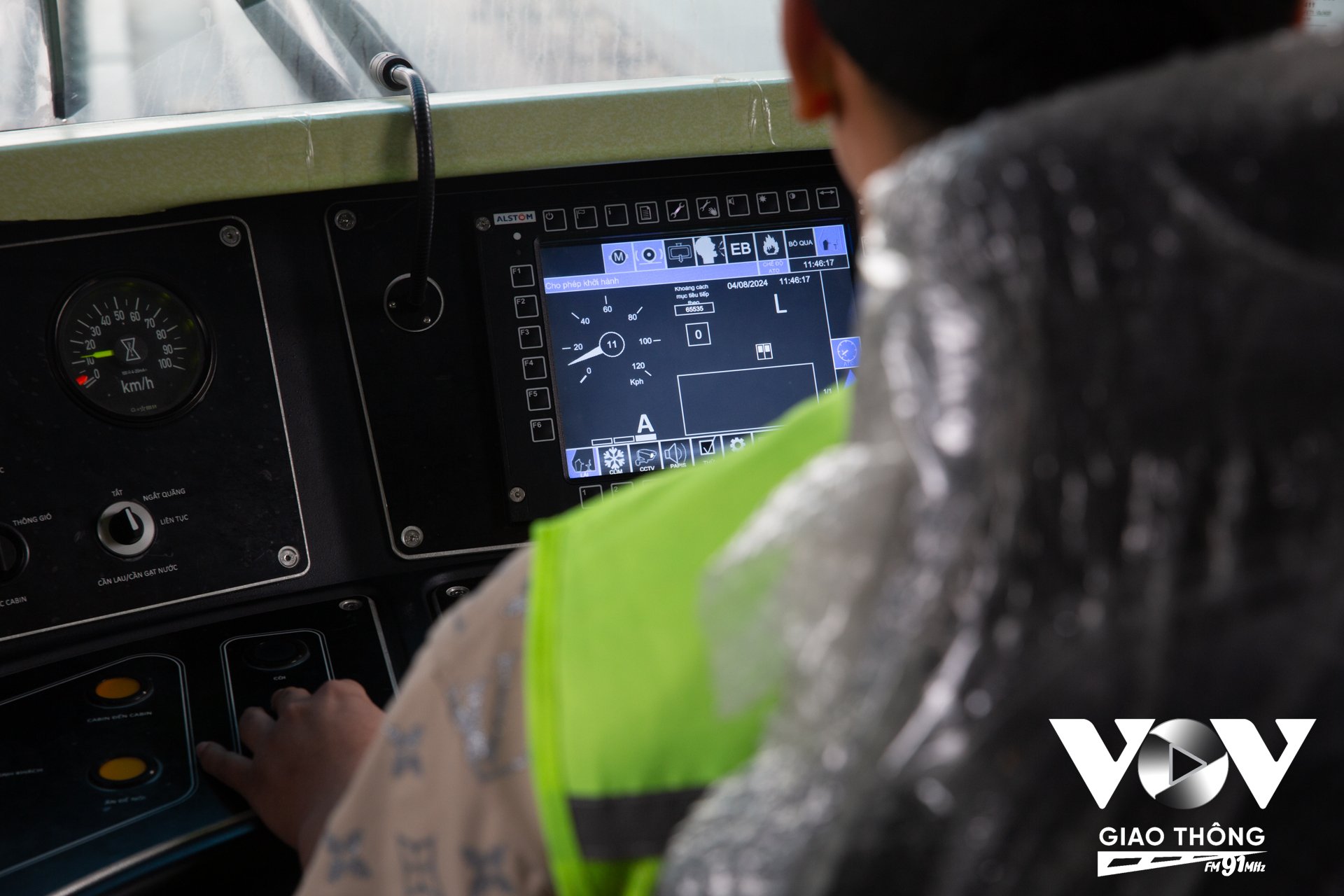 Trang thiết bị trong buồng lái tàu rất hiện đại, đòi hỏi người lái tàu phải có kinh nghiệm xử lý và nhận biết các tình huống, cảnh báo khi bất ngờ xảy ra