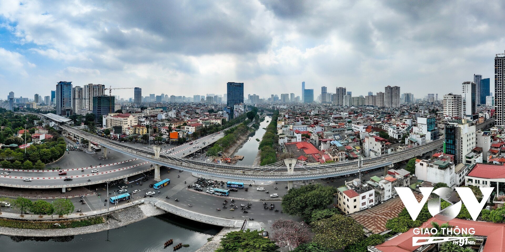 Một đoạn tuyến đường sắt đô thị Nhổn - ga Hà Nội nhìn từ trên cao